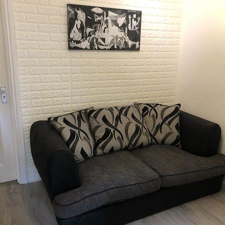Double Room With Private Bathroom In A 2-Bedrooms House London Exterior photo