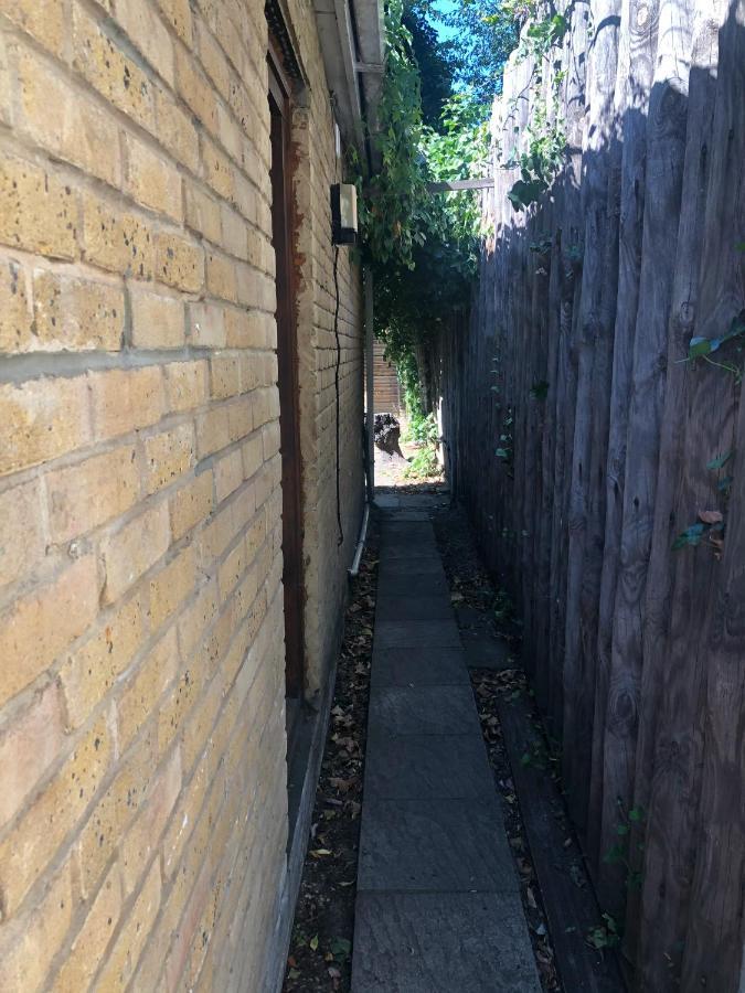Double Room With Private Bathroom In A 2-Bedrooms House London Exterior photo