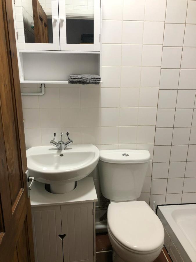 Double Room With Private Bathroom In A 2-Bedrooms House London Exterior photo