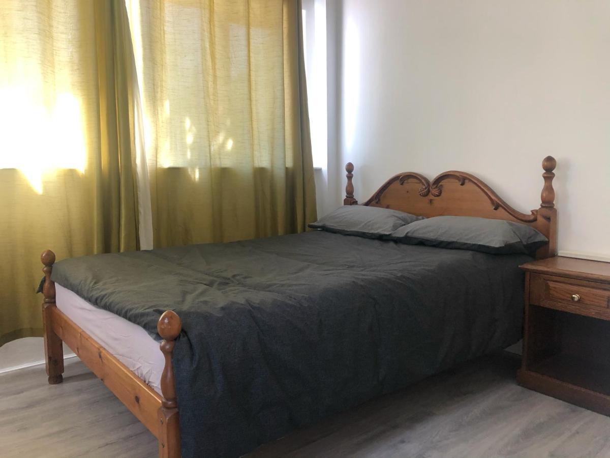 Double Room With Private Bathroom In A 2-Bedrooms House London Exterior photo