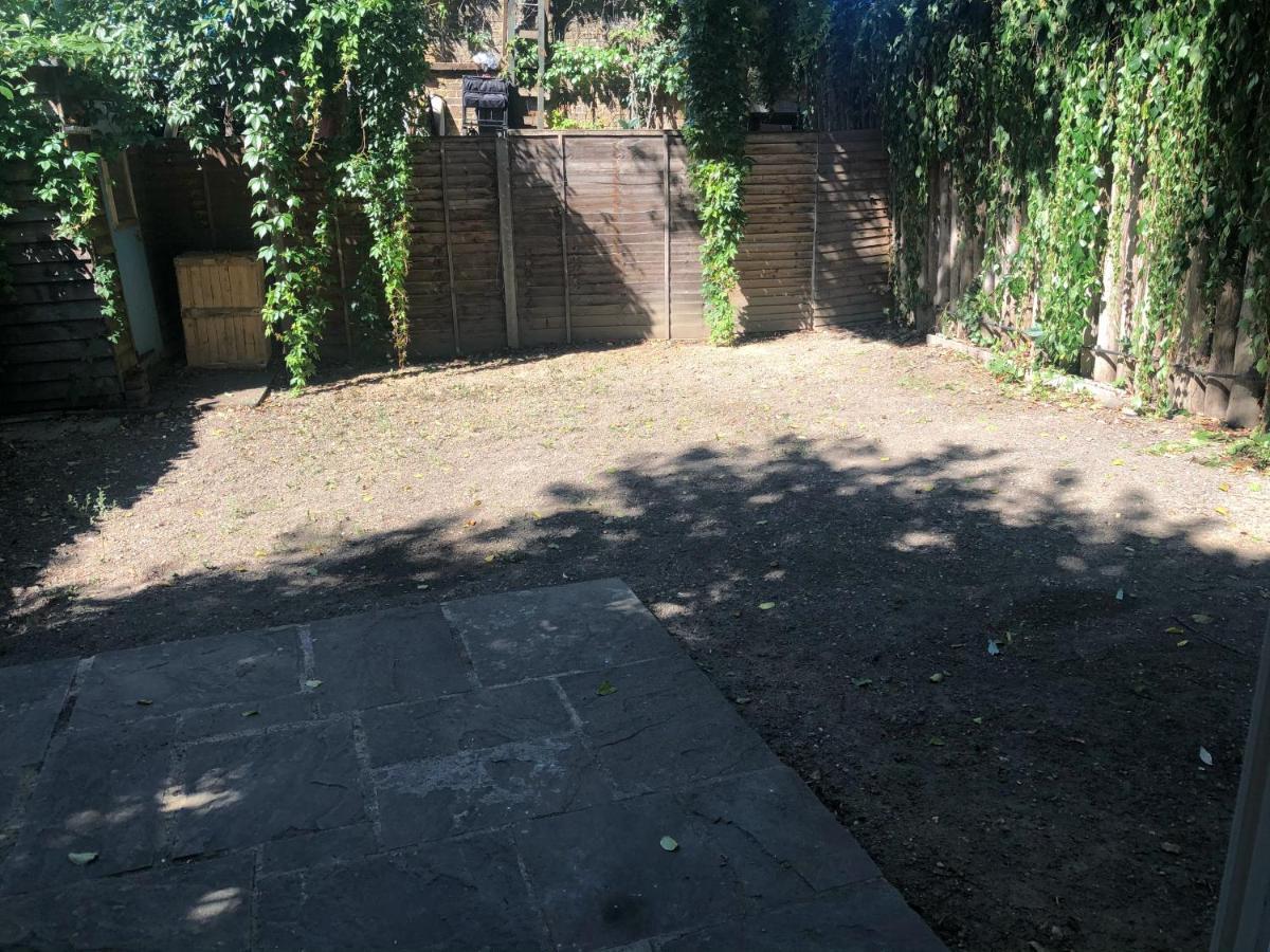 Double Room With Private Bathroom In A 2-Bedrooms House London Exterior photo